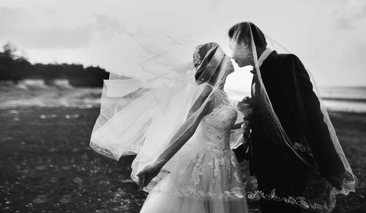 Retrato en blanco y negro de una pareja de novios