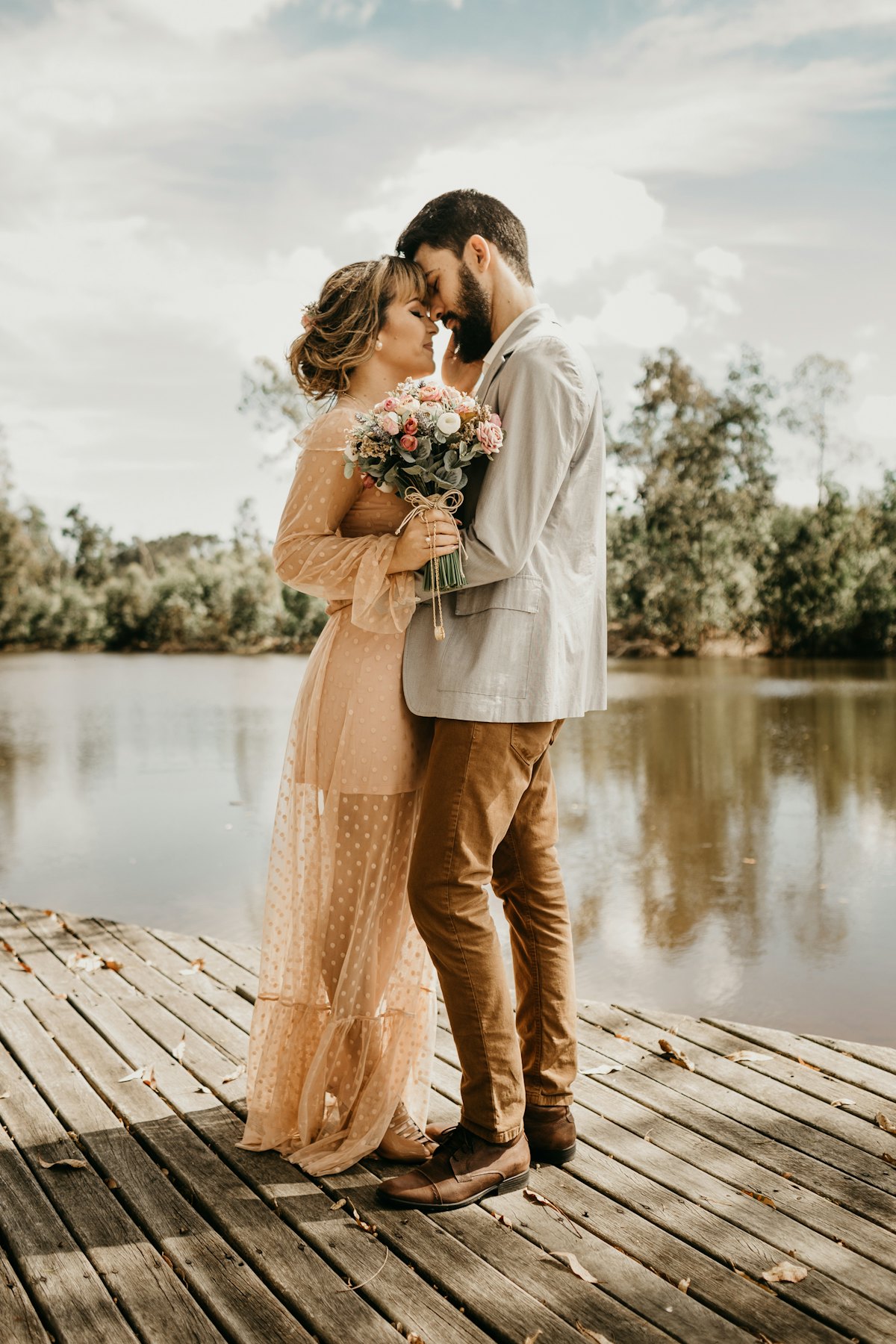 Pareja de novios en un muelle frente al agua