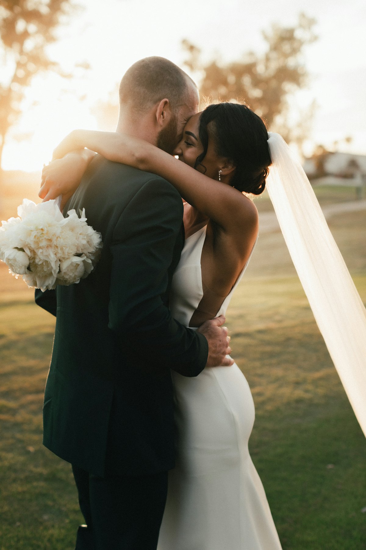 Novios besándose el día de su matrimonio
